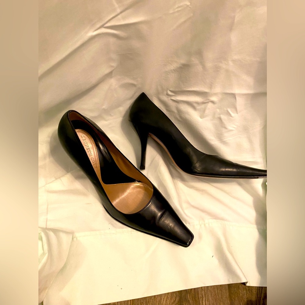 Kenneth Cole leather pumps.